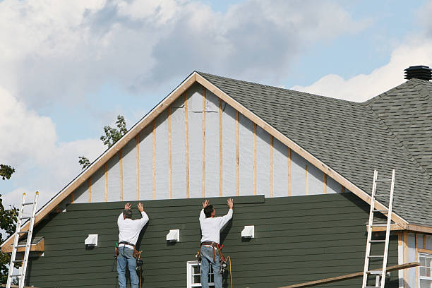 Professional Siding technician working in Lakewood, SC